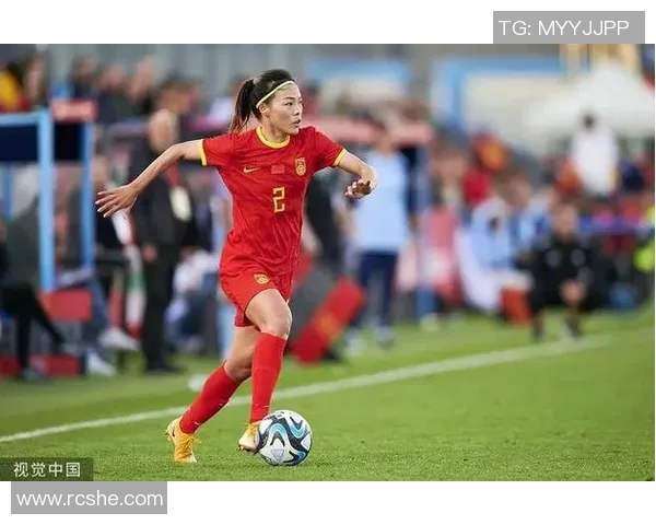 时尚与运动的完美结合足球外套让你在场上场下都能尽显风采